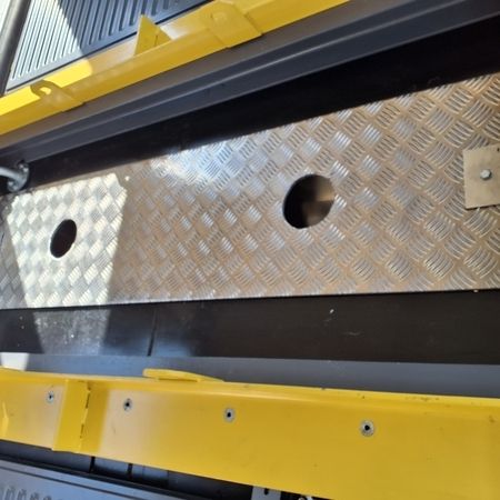 LKW-Aufbau komplett ausgebaut, neue Hydrauliktanks
