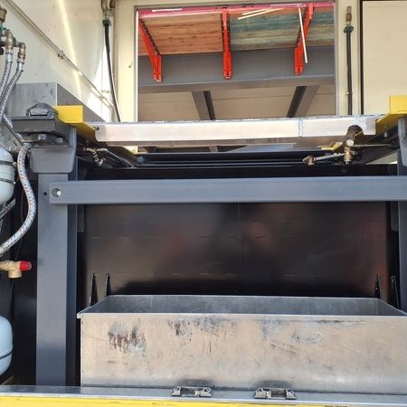 LKW-Aufbau komplett ausgebaut, neue Hydrauliktanks
