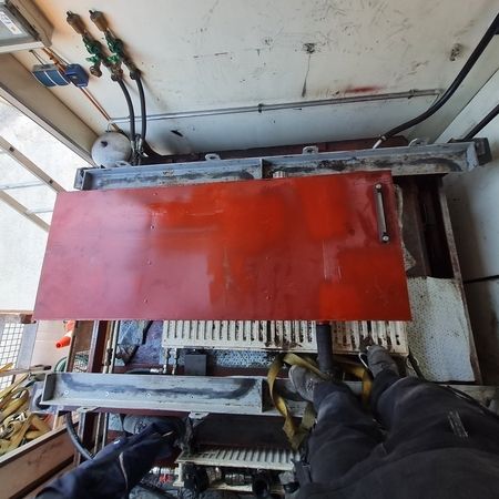 LKW-Aufbau mit innenliegendem Hydrauliktanksystem