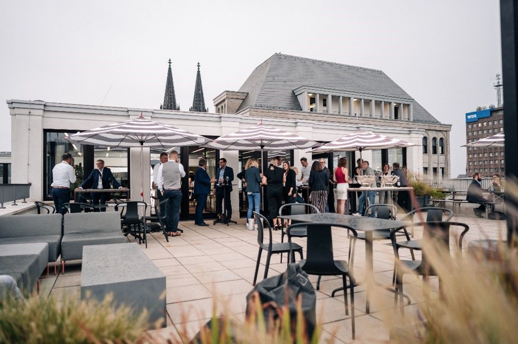 Eine Dachterrasse mit vielen Menschen