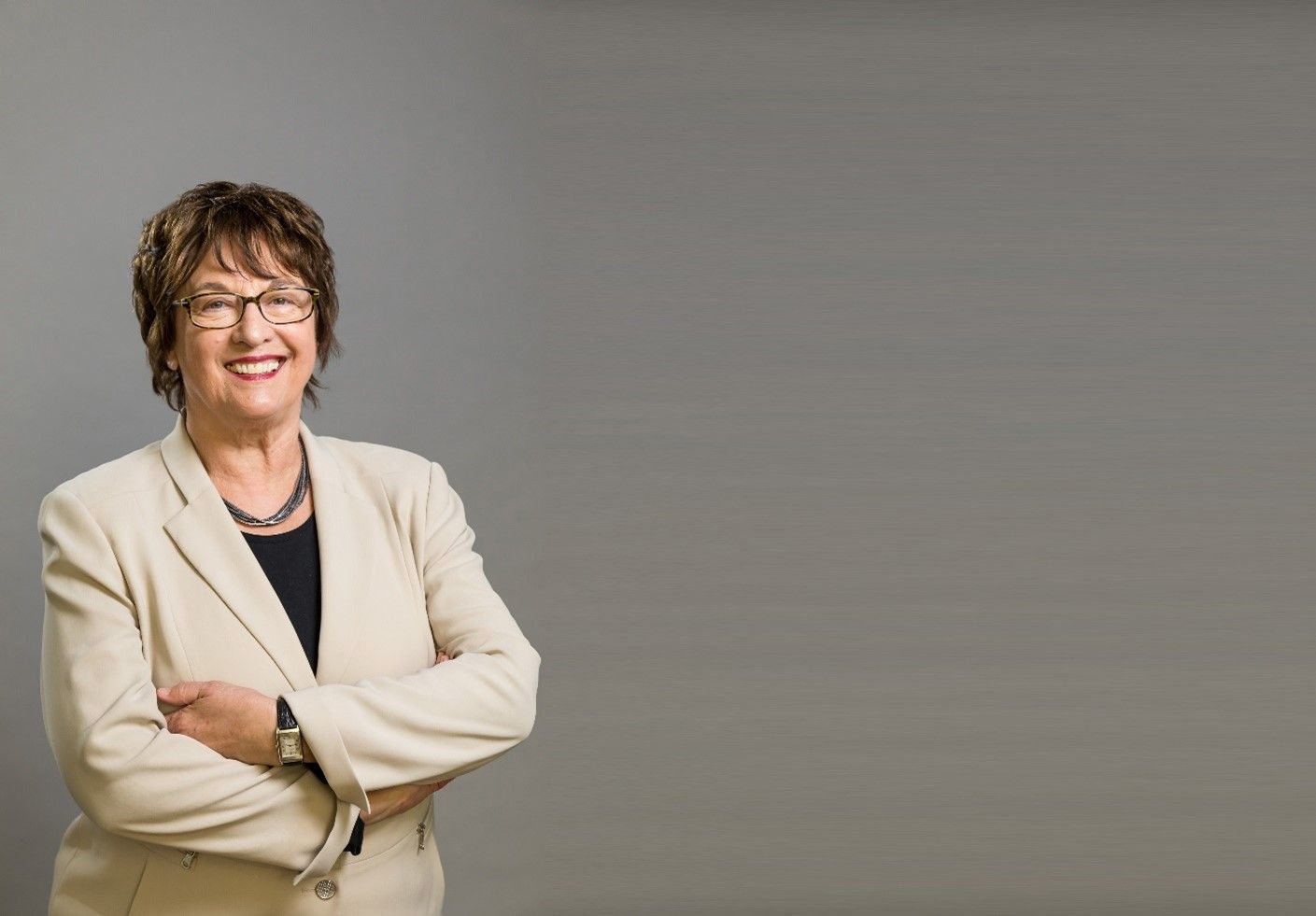 Eine Frau mit kurzen Harren und Business Kleidung